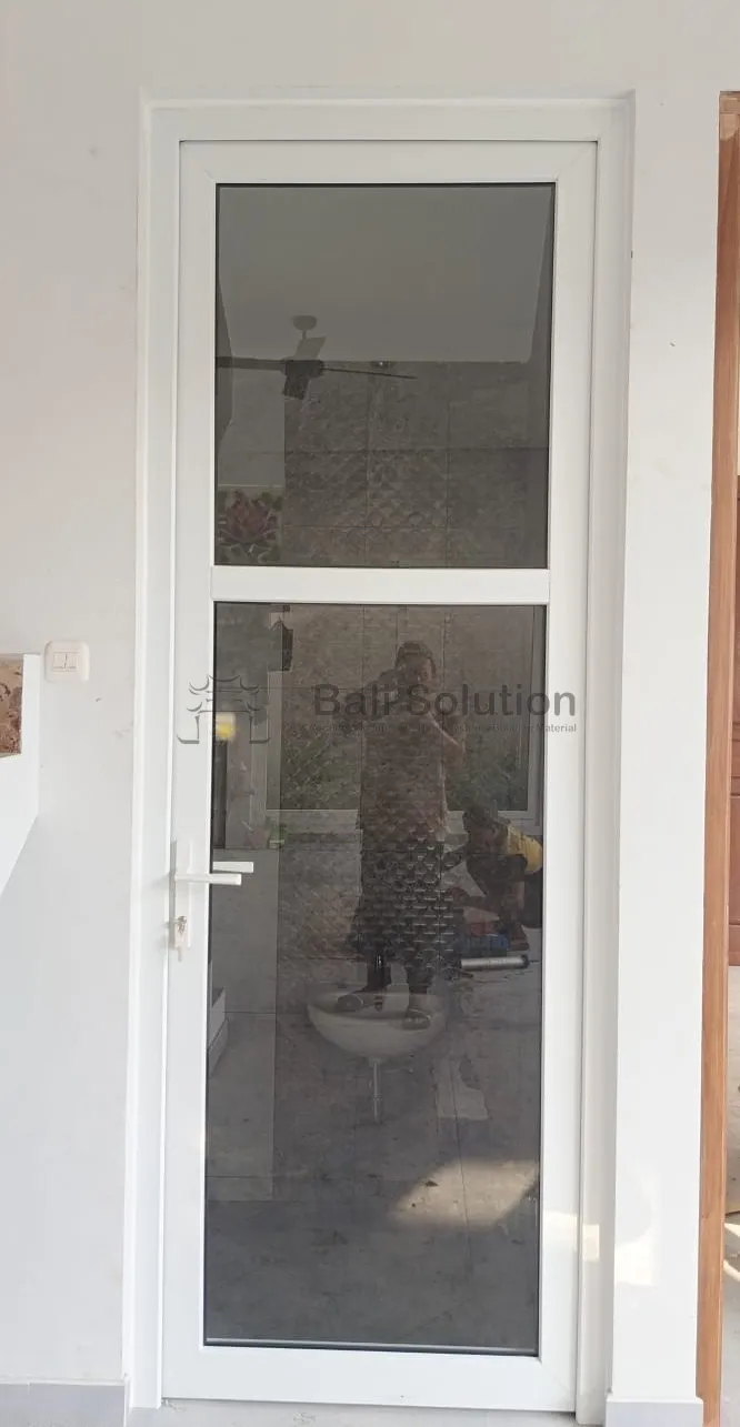 Pintu Swing UPVC Dengan Kaca
